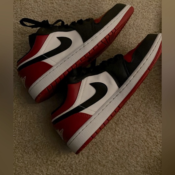 Nike Jordan 1 Low Bred Toe Mens 7 Red and Black Shoes - Picture 2 of 4